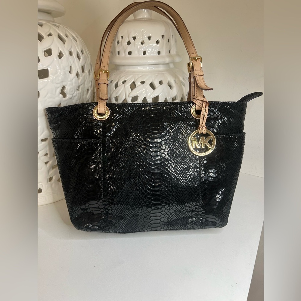 Michael Kors Womens Phyton Black
Glossy Leather Patent Snakeskin
Shoulder Bag